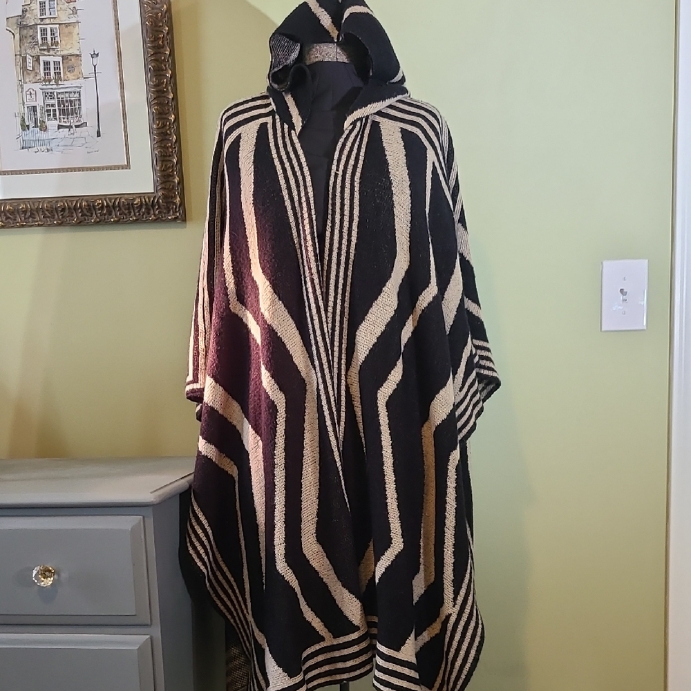 Charlotte Russe Black and Tan Hooded Poncho Size M/L